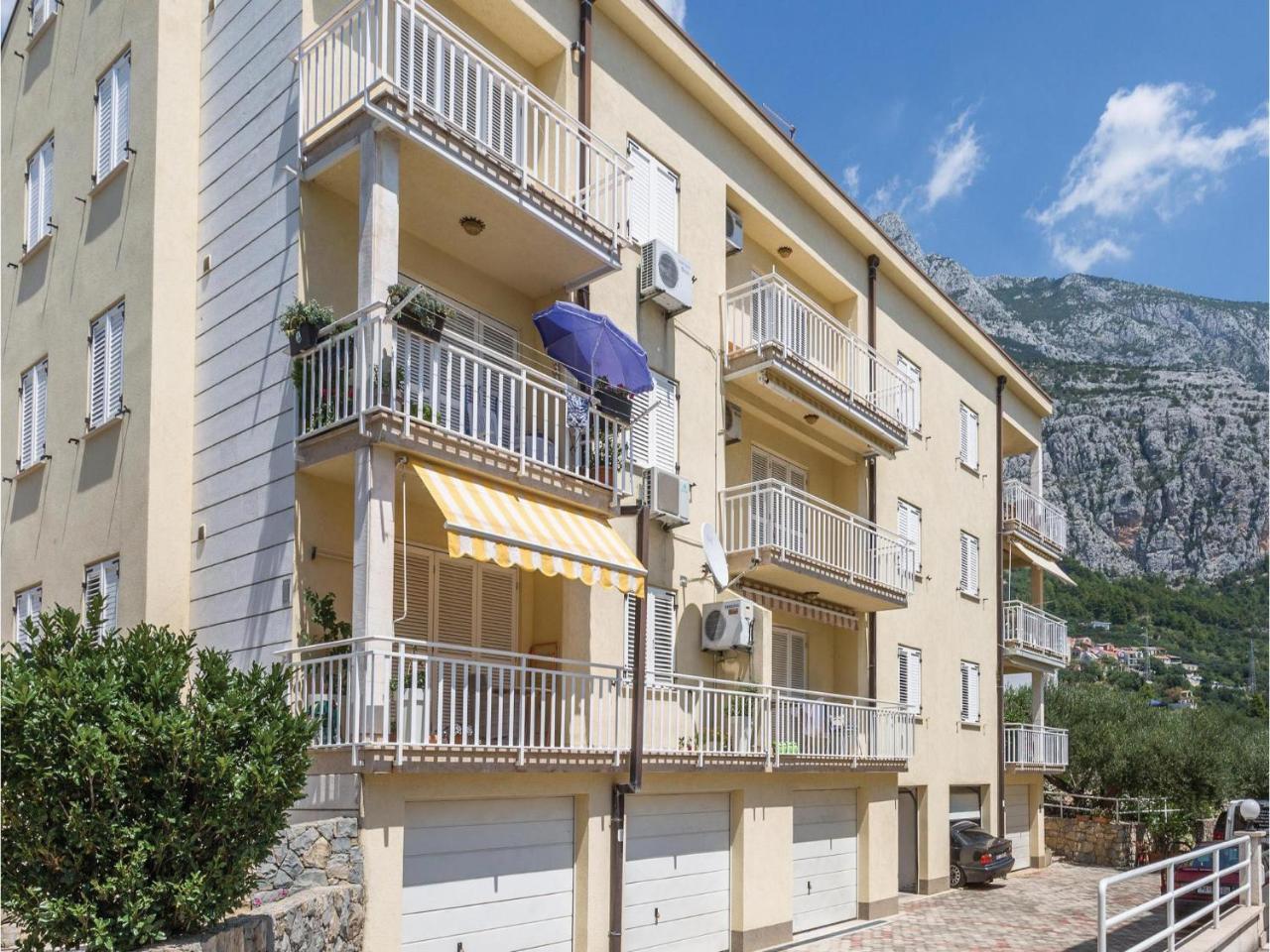 Cozy Apartment In Makarska With Kitchen Exterior photo